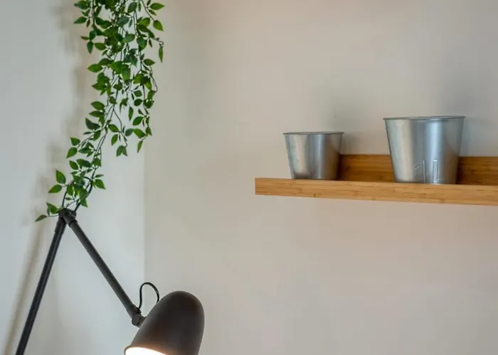 Anne Equipe A Proximite De La Gare Et Du Centre-ville